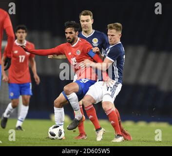 Bryan Ruiz del Costa Rica con Kevin McDonald della Scozia e Matt Ritchie della Scozia durante la partita internazionale amichevole a Hampden Park, Glasgow.RESTRIZIONI: L'uso è soggetto a restrizioni. Solo per uso editoriale. Uso commerciale solo previo consenso scritto della fa scozzese. Foto Stock