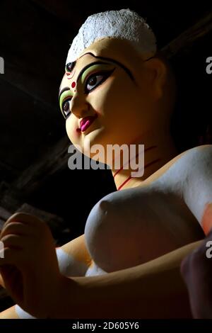 Ritratto di maa Durga. Idolo di argilla della Dea Indù Durga durante i preparativi per il festival Durga Puja del Bengala a Kumartuli a Kolkata. Foto Stock