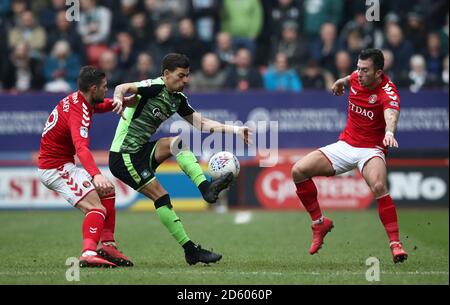 Ruben Lameiras di Plymouth Argyle (al centro), Jake Forster-Caskey di Charlton Athletic (a sinistra) e il compagno di squadra Lewis Page combattono per la palla Foto Stock