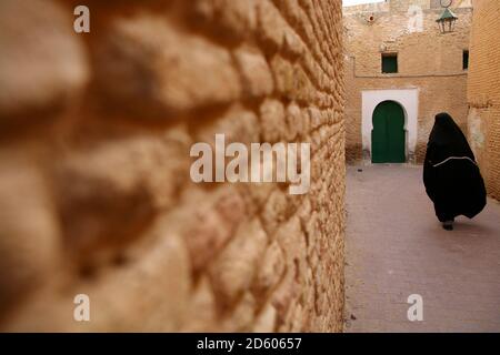 Tunisia, Tozeur, vista posteriore della donna velata nella medina Foto Stock