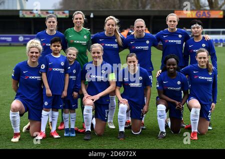 Un gruppo di Chelsea foto Back Row: Maren Mjelde, portiere Carly Telford, Gemma Davison, Jonna Andersson, Magdalena Eriksson, e Ji so Yun. Prima fila: Millie Bright, Mascotte, Katie Chapman, Fran Kirby, Eniola Aluko ed Erin Cuthbert Foto Stock