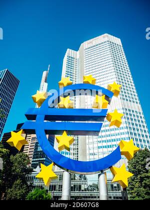 Germania, Francoforte, segno dell'euro di fronte all'Eurotower Foto Stock