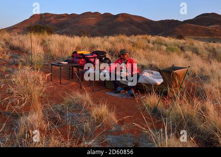 La Namibia, Namib Desert, man a Schafberg Camp su Tok Tokkie Trail Foto Stock