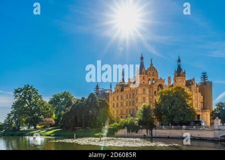 Germania, Meclemburgo-Pomerania occidentale, Schwerin, Palazzo Schwerin contro il sole Foto Stock