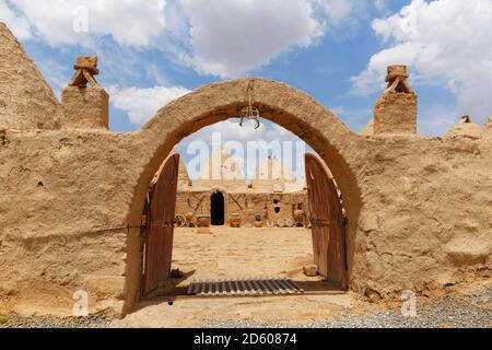 Turchia, Anatolia, Anatolia Sud Est, Provincia di Sanliurfa, Harran, Case Beehive, porta d'ingresso Foto Stock