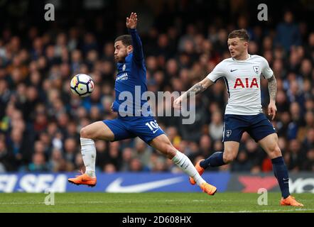 Eden Hazard di Chelsea (a sinistra) e Tottenham Hotspur's Kieran Trippier battaglia per la sfera Foto Stock