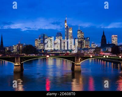 Germania, Francoforte, fiume Main con Ignatz Bubis Bridge, skyline del quartiere finanial in background Foto Stock