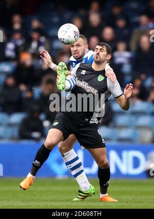 Nelson Oliveira di Norwich City, (a destra) battaglie per il possesso della palla con il Queens Park Rangers' Joel Lynch, (a sinistra) Foto Stock