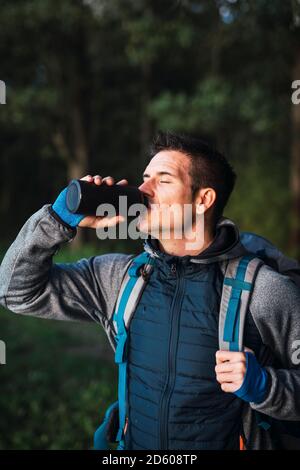 Uomo campeggio in Estonia, acqua potabile Foto Stock