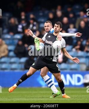 Nelson Oliveira di Norwich City, (a destra) battaglie per il possesso della palla con il Queens Park Rangers' Joel Lynch, (a sinistra) Foto Stock