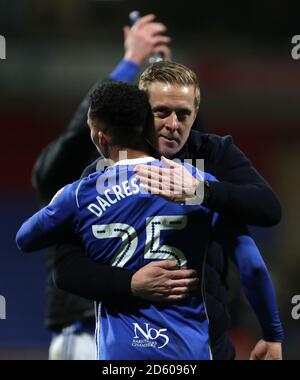 Josh Dacres-Cogley di Birmingham festeggia con il manager Birmingham City Garry Monk dopo il fischio finale Foto Stock