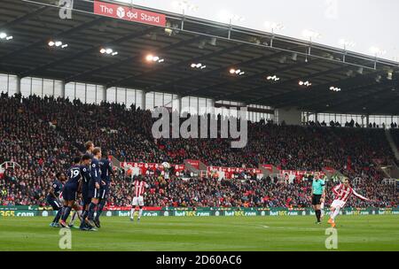 Il calcio di punizione di Stoke City Xherdan Shaqiri (a destra) colpisce il bar Foto Stock