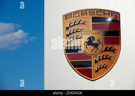 Göppingen, GERMANIA - 21 maggio 2020: Goppingen, Germania - 21 maggio 2020: Cartellone bianco con emblema Porsche, cielo blu nuvoloso adorna lo sfondo. GOEP Foto Stock