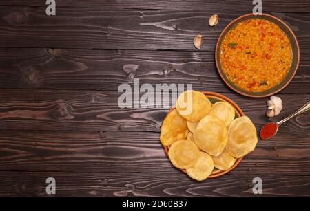 Cucina indiana. Tortillas Luchi con verdure cotte e fresche. Vista dall'alto. CopySpace, sfondo di legno. Foto Stock