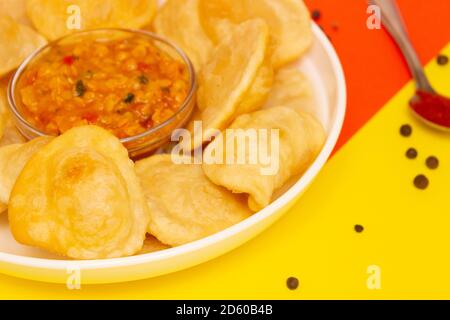 Cucina indiana. Tortillas raggi con verdure bollite e lenticchie. Giallo - sfondo rosso, vista laterale. Foto Stock