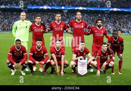 I giocatori di Liverpool si allineano prima dell'inizio della partita. (Fila posteriore, da sinistra a destra) Loris Karius, Roberto Firmino, Roberto Firmino, Virgil van Dijk, Mohamed Salah e Sadio Mane. (Prima fila, da sinistra a destra) Georginio Wijnaldum, Alex Oxlade-Chamberlain, Trent Alexander-Arnold, James Milner e Andrew Robertson. Foto Stock