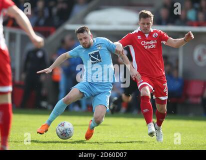 Marc McNulty di Coventry City e la battaglia Lewis Young di Crawley Town per la palla durante la partita Sky Bet League Two al Checkatrade Stadium di Crawley. Foto Stock