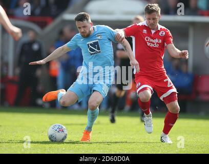 Marc McNulty di Coventry City e la battaglia Lewis Young di Crawley Town per la palla durante la partita Sky Bet League Two al Checkatrade Stadium di Crawley. Foto Stock