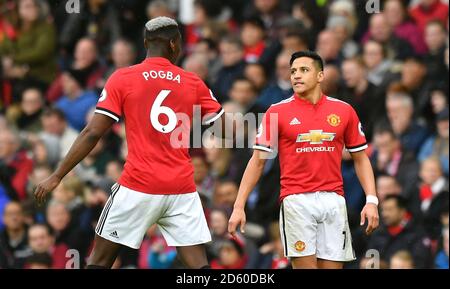 Paul Poggiba di Manchester United (a sinistra) e Alexis Sanchez Foto Stock