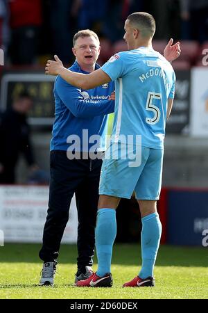 Mark Robins, manager di Coventry City (a sinistra), festeggia dopo il gioco Con Coventry City's Rod McDonald Foto Stock