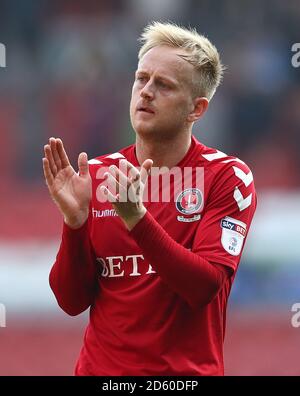 Il ben Reeves di Charlton Athletic riconosce i fan dopo la finale fischio Foto Stock