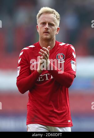 Il ben Reeves di Charlton Athletic riconosce i fan dopo la finale fischio Foto Stock