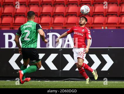 Jay Dasilva di Charlton Athletic (a destra) in azione Foto Stock