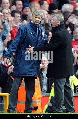 FILE PHOTO: Arsene Wenger è di lasciare Arsenal alla fine della stagione, che termina un quasi 22 anni di regno come manager Manchester United manager Sir Alex Ferguson (r) e Arsenal manager Arsene Wenger dopo il fischio finale ... Calcio - Barclays Premier League - Manchester United v Arsenal - Old Trafford ... 13-04-2008 ... Manchester ... Regno Unito ... Il credito fotografico dovrebbe essere: Neal Simpson/EMPICS sport. Riferimento unico N. 5855940 ... Foto Stock