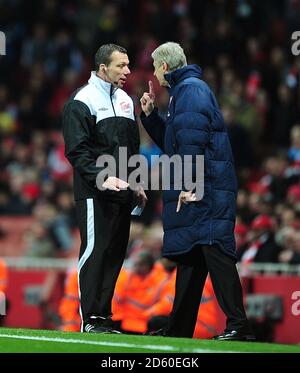 FILE PHOTO: Arsene Wenger è di lasciare Arsenal alla fine della stagione, che termina un quasi 22 anni di regno come manager Arsenal manager Arsene Wenger mostra la sua frustrazione verso il quarto ufficiale sulla linea di contatto ... Calcio - Barclays Premier League - Arsenal v Wigan Athletic - Emirates Stadium ... 16-04-2012 ... Londra ... Regno Unito ... Il credito fotografico dovrebbe essere: Adam Davy/EMPICS Sport. Riferimento unico N. 13320669 ... Foto Stock