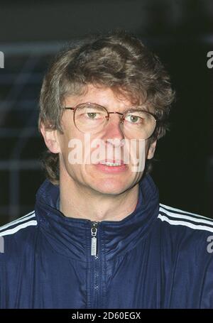 FILE PHOTO: Arsene Wenger è di lasciare l'Arsenal alla fine della stagione, concludendo un quasi 22 anni di regno come manager ARSENE WENGER, COME MANAGER DI MONACO ... CALCIO FRANCESE ... 15-02-1993 ... ... ... Il credito fotografico dovrebbe essere: Neal Simpson/EMPICS sport. Riferimento unico N. 54507 ... Calcio - King Hassan II International Cup - Inghilterra contro Belgio il Nigel Martyn dell'Inghilterra salva una sanzione da Enzo Scifo del Belgio Foto Stock