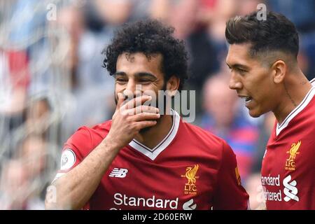 Mohamed Salah di Liverpool (a sinistra) celebra il secondo gol del suo fianco Del gioco con Roberto Firmino di Liverpool Foto Stock