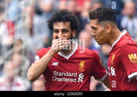 Mohamed Salah di Liverpool (a sinistra) celebra il secondo gol del suo fianco Del gioco con Roberto Firmino di Liverpool Foto Stock