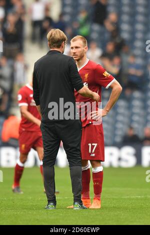 Jurgen Klopp (a destra), manager di Liverpool, parla con Ragnar Klavan di Liverpool dopo il fischio finale Foto Stock