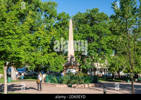 Popolo e obelisco militare (1868), Santa Fe Plaza, New Mexico USA Foto Stock