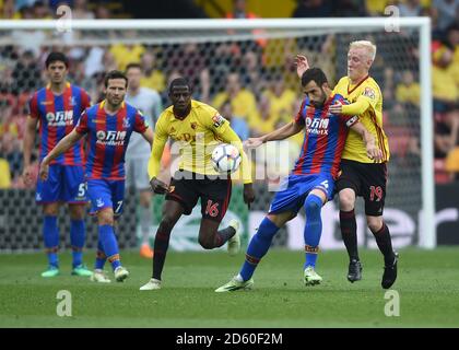 Watford's Will Hughes (a destra) tira indietro Luka Milivojevic del Crystal Palace Foto Stock