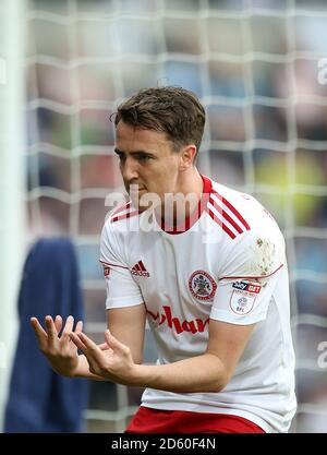 Accrington Stanley Sean McConville celebra il terzo gol del suo fianco del gioco Foto Stock