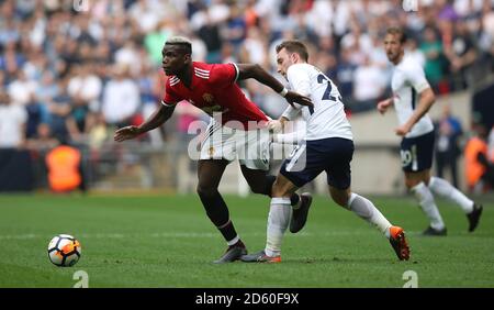 Paul Poggiba (a sinistra) di Manchester United e Christian Eriksen di Tottenham Hotspur combatti per la palla Foto Stock