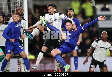 Curtis Davies della contea di Derby (a sinistra) e Sean Morrison della città di Cardiff (destra) battaglia per la palla Foto Stock