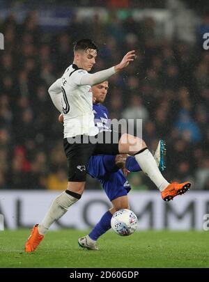 Tom Lawrence della contea di Derby (a sinistra) e Jamie Ward della città di Cardiff combatti per la palla Foto Stock