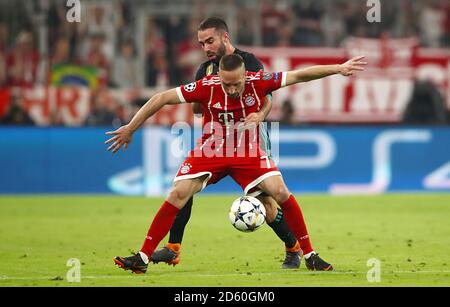 Franck Ribery (fronte) del Bayern Monaco e Dani Carvajal del Real Madrid combatti per la palla Foto Stock
