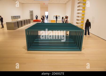 Donald Judd (1928-1994) mostra al Museo di Arte moderna di New York City. Donald Clarence Judd era un artista americano associato al minimalismo. Nella sua opera, Judd cercò autonomia e chiarezza per l'oggetto costruito e per lo spazio da esso creato, Foto Stock