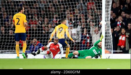 Alexandre Lacazette (centro) dell'Arsenal celebra il suo primo gol laterale del gioco Foto Stock