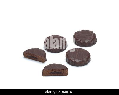 Vista dall'alto dei biscotti al cioccolato isolati su sfondo bianco Foto Stock