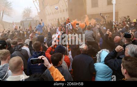 I fan di Wolverhampton Wanderers salutano il coach della squadra Foto Stock