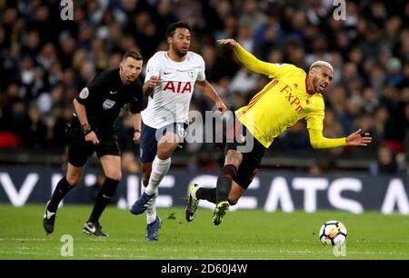 Mousa Dembele (centro) di Tottenham Hotspur e la battaglia di Etienne Capoue di Watford per la sfera Foto Stock