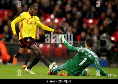 Watford's Abdoulaye Doucoure (a sinistra) e Tottenham Hotspur portiere Hugo Lloris combatti per la palla Foto Stock