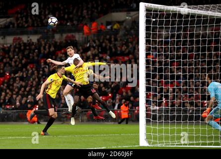 Tottenham Hotspur's Jan Vertonghen (in alto al centro) Battaglie per la palla con Abdoulaye Doucoure e Craig di Watford Cathcart (sinistra) Foto Stock