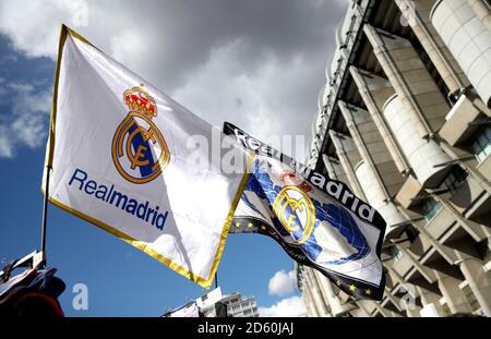 Una vista generale delle bandiere del Real Madrid esposte all'esterno i terreni dello stadio Foto Stock