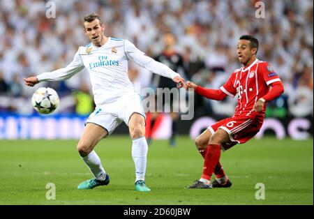 Gareth Bale del Real Madrid (a sinistra) e Alcantara Thiago del Bayern Monaco combatti per la palla Foto Stock