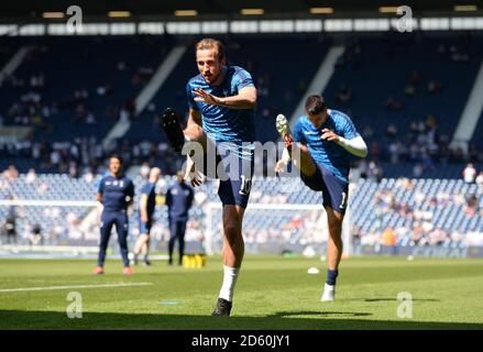 Harry Kane (centro) di Tottenham Hotspur si riscalda prima del gioco Foto Stock